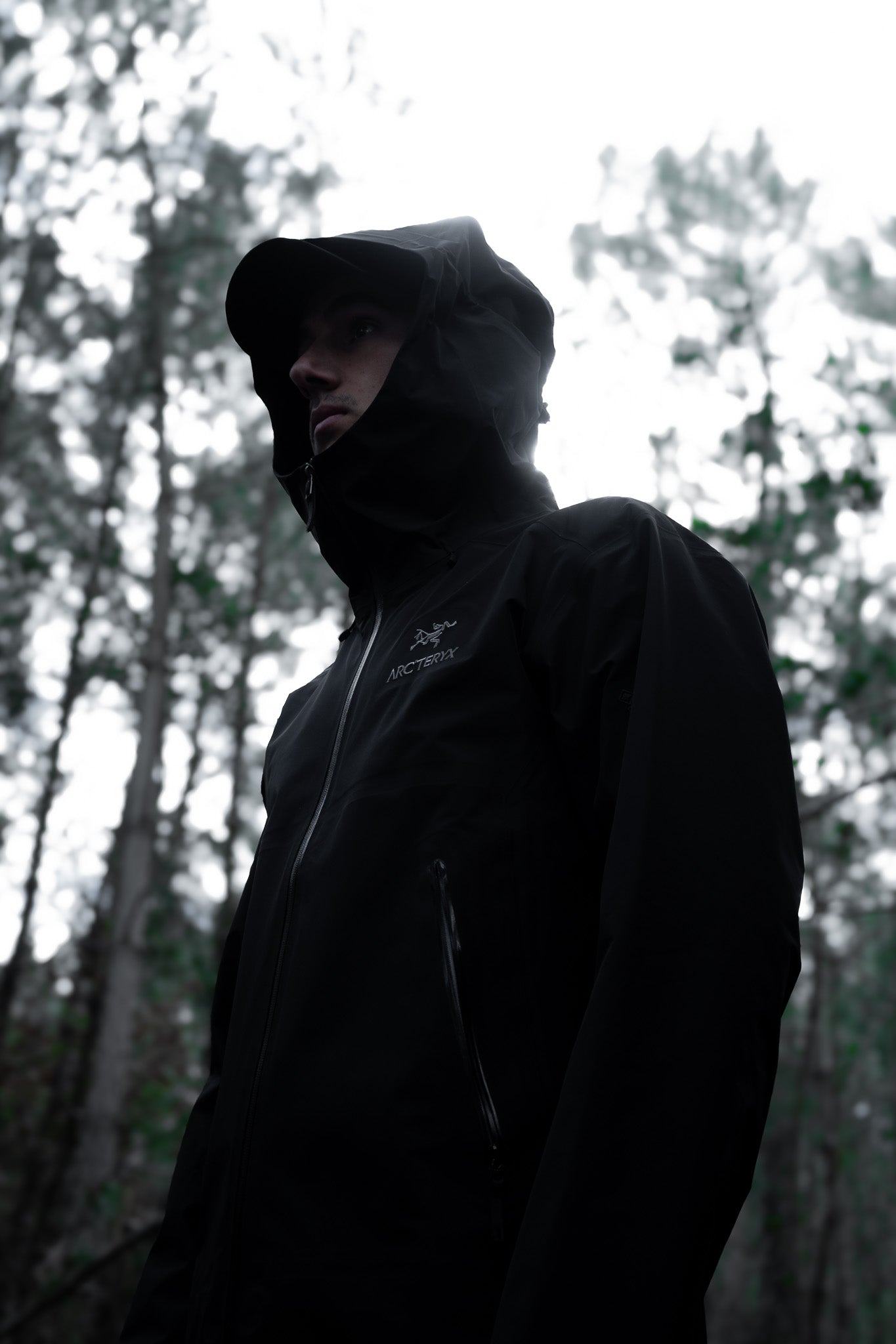 Portrait d'un mannequin mettant en avant une veste Arc'teryx