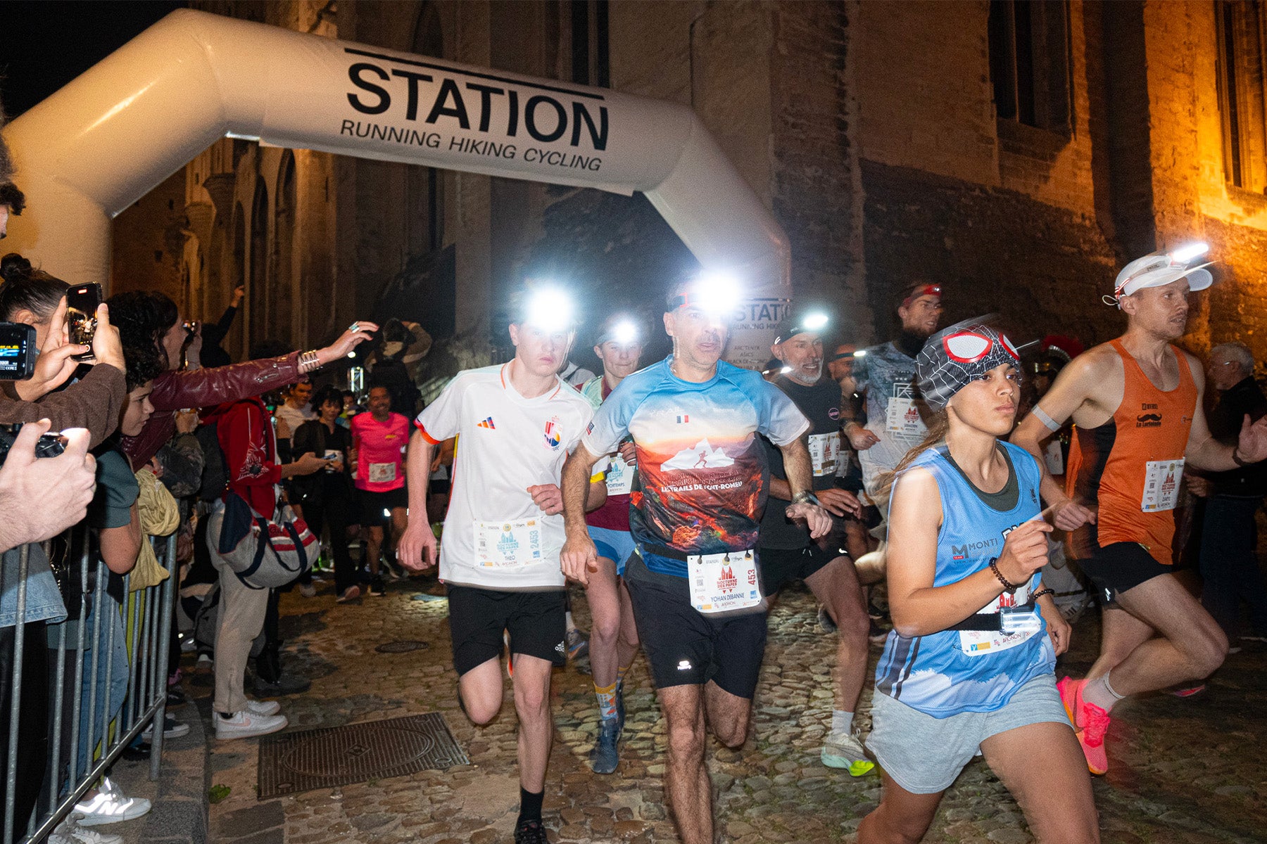 Photographie du départ de la Nocturne des Papes 2024 à Avignon en collaboration avec STATION